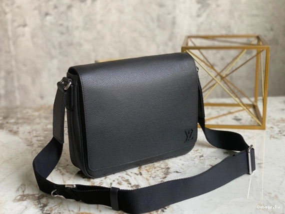 VUITTON DISTRICT LOUIS PM 0402